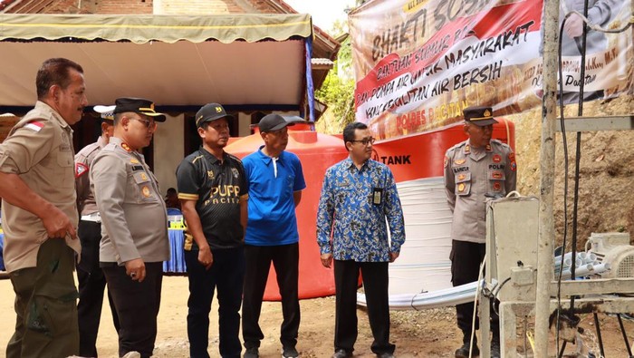 Kapolres Pacitan AKBP Agung Nugroho meresmikan sumur bor di Kecamatan Sudimoro
