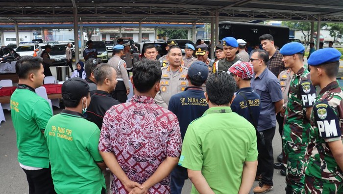 Kapolresta Bandara Soekarno-Hatta Kombes Roberto Pasaribu berdialog dengan sejumlah pekerja kargo.