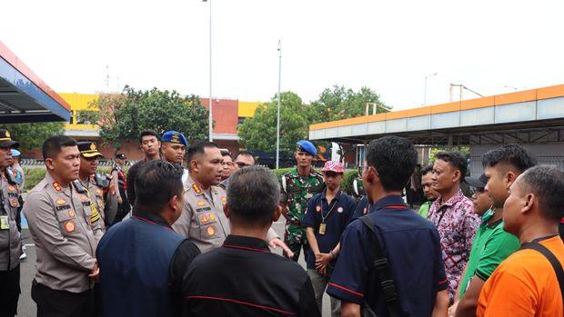 Kapolresta Bandara Soekarno-Hatta Kombes Roberto Pasaribu berdialog dengan sejumlah pekerja kargo.