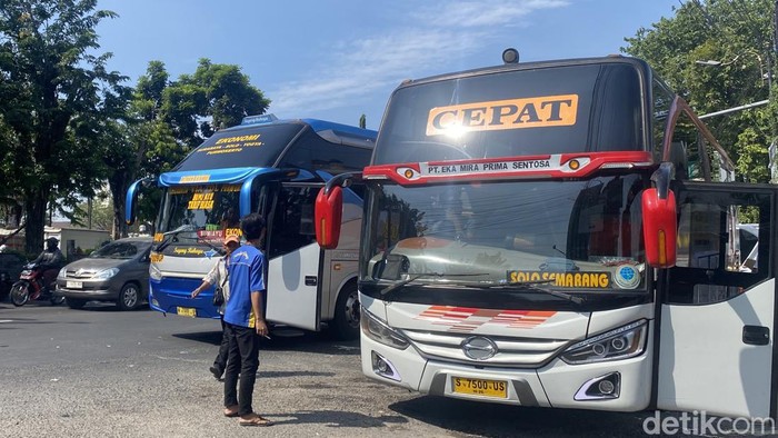 Kemacetan di Jalan Letjend Sutoyo imbas bus menurunkan penumpang sebelum pintu masuk kedatangan.