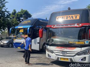 Bus-bus Mbeling Biang Keladi Macet Bungurasih