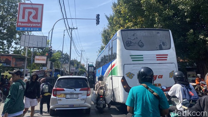 Kemacetan di Jalan Letjend Sutoyo imbas bus menurunkan penumpang sebelum pintu masuk kedatangan.