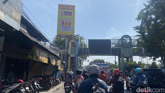 Kemacetan di Jalan Letjend Sutoyo imbas bus menurunkan penumpang sebelum pintu masuk kedatangan.