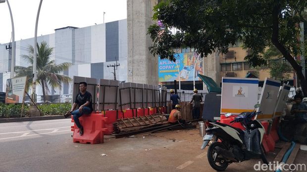 Kemacetan terjadi di Jalan Ciledug Raya, menuju Kebayoran Lama, tepatnya di Pasar Cipulir, Jakarta Selatan (Jaksel). Kemacetan dipicu tiga titik galian pipa (Maulana Ilhami/detikcom)