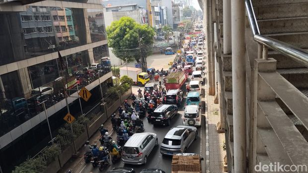 Kemacetan terjadi di Jalan Ciledug Raya, menuju Kebayoran Lama, tepatnya di Pasar Cipulir, Jakarta Selatan (Jaksel). Kemacetan dipicu tiga titik galian pipa (Maulana Ilhami/detikcom)
