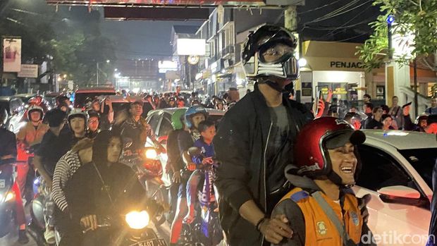Kemenangan Persib di Sukabumi Diwarnai Flare hingga Konvoi