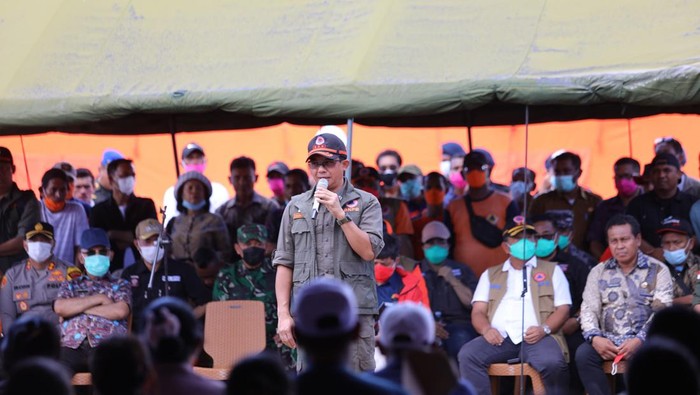 Kepala BNPB Letjen TNI Suharyanto mengunjungi korban terdampak erupsi Gunung Ibu di Halmahera Barat.