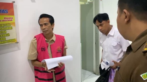 Kepala Perum Bulog Cabang Sumba Timur, Zulkarnaen, saat digiring menuju Rutan Kelas IIB Kupang. (Foto: Dok. Kejati NTT)