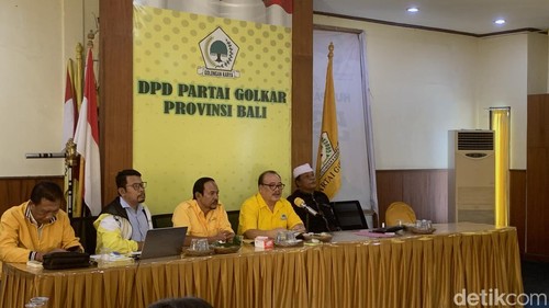 Ketua DPD I Golkar Bali I Nyoman Sugawa Korry saat konferensi pers terkait Pilkada 2204 di kantor DPD Golkar Bali, Denpasar, Jumat (31/5/2024). (Foto: Rizki Setyo Samudero/detikBali)