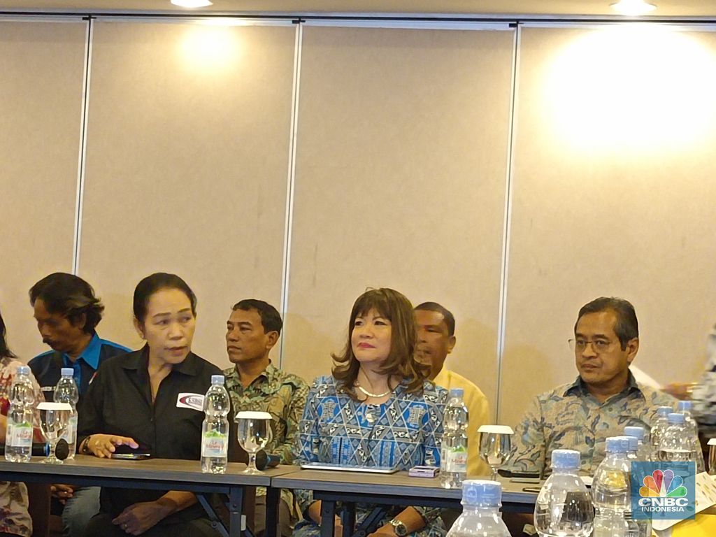 Ketua Umum Asosiasi Pengusaha Indonesia (Apindo) Shinta Widjaja Kamdani (tengah) dan Presiden Konfederasi Serikat Buruh Seluruh Indonesia (KSBSI) Elly Rosita Silaban (kiri) dalam Konferensi Pers di kantor Apindo Jakarta, Jumat (31/5/2024). (CNBC Indonesia/Martyasari Rizky)