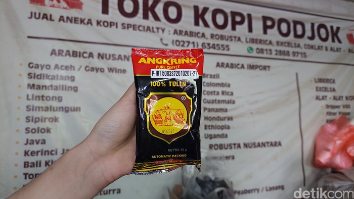 Kopi Angkring produksi Toko Podjok di Pasar Gede Kota Solo, Senin (20/5/2024).