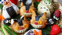 Onigiri sebagai cemilan ini disulap Tomoko menjadi tokoh-tokoh populer di animasi buatan Ghibli yang terkenal di Jepang. Foto: Instagram @tomochu15