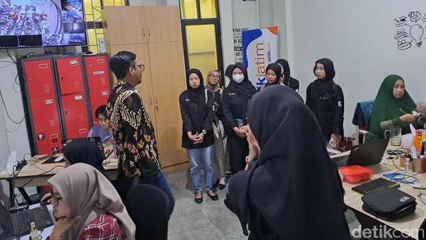 Kunjungan mahasiswa UPN di kantor detikJatim.