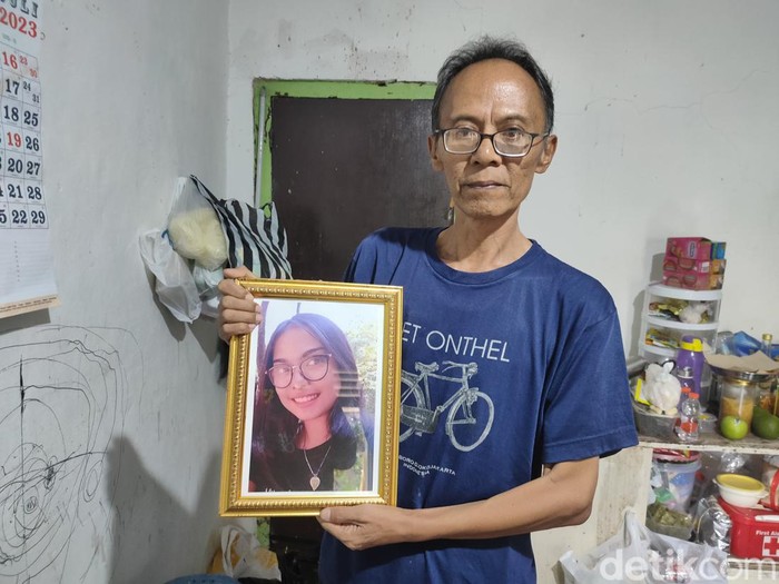 Martinus Dwi Iswanto, paman korban menunjukan foto Noven ketika masih hidup