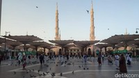 Masjid Nabawi menjadi salah satu tempat yang teduh serta tenang. Ketika menghadap ke langit, seakan-akan langit di atas masjid Nabawi ini berbeda dengan langit kebanyakan. Keistimewaan Masjid Nabawi juga disebutkan dalam sebuah hadits. Dimana Rasulullah SAW bersabda,Salat di masjidku (Masjid Nabawi) lebih utama daripada seribu salat di masjid lainnya selain Masjidil Haram. Foto: Sudrajat/detikcom