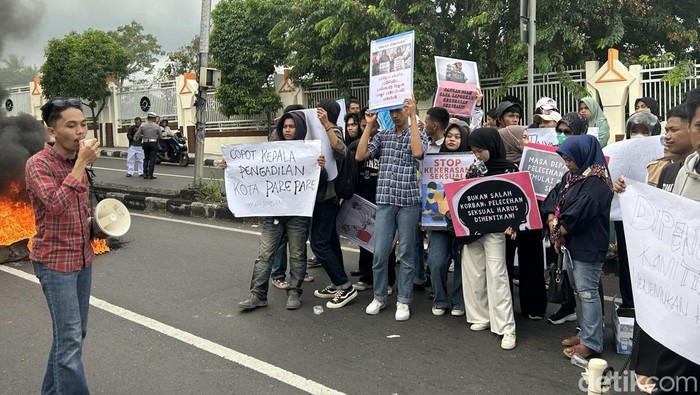 Massa menggelar aksi unjuk rasa di Pengadilan Negeri (PN) Parepare.