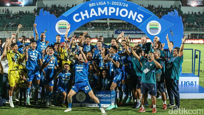 Maung Bandung Jawara Liga 1 2023/2024 Persib Bandung juara Liga 1 2023/2024. Maung Bandung memastikannya usai menang 3-1 atas Madura United, mengunci gelar dengan agregat 6-1.