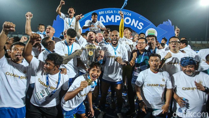 Persib Bandung juara Liga 1 2023/2024. Maung Bandung memastikannya usai menang 3-1 atas Madura United, mengunci gelar dengan agregat 6-1.
