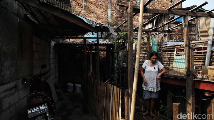 Setelah sempat menerobos dan tinggal selama 6 bulan, sebanyak 40 KK diminta untuk mengosongkan Kampung Susun Bayam. Kini mereka tinggal di shelter hunian sementara.