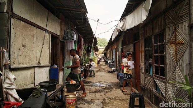 Setelah sempat menerobos dan tinggal selama 6 bulan, sebanyak 40 KK diminta untuk mengosongkan Kampung Susun Bayam. Kini mereka tinggal di shelter hunian sementara.