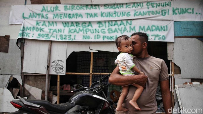 Setelah sempat menerobos dan tinggal selama 6 bulan, sebanyak 40 KK diminta untuk mengosongkan Kampung Susun Bayam. Kini mereka tinggal di shelter hunian sementara.
