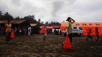Warga menerima bantuan yang didistribusikan di posko BNPB di Desa Gam Ici, Kabupaten Halmahera Barat, Maluku Utara. 