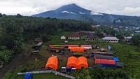 Warga mengungsi di posko pengungsian di Desa Gam Ici, Kabupaten Halmahera Barat, Maluku Utara, Jumat (31/5/2024).
