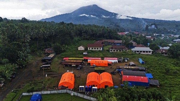 Melihat Kondisi Pengungsi Erupsi Gunung Ibu