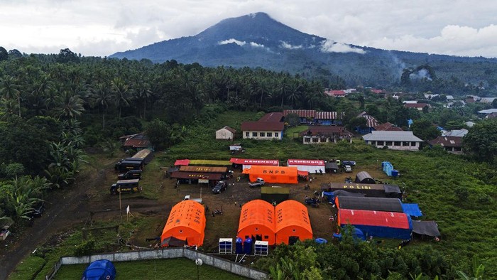 Suasana posko pengungsian di Desa Gam Ici, Kabupaten Halmahera Barat, Maluku Utara, Jumat (31/5/2024). Pemerintah Kabupaten Halmahera Barat menetapkan masa tanggap darurat bencana erupsi Gunung Ibu diperpanjang 14 hari ke depan dengan memfokuskan penanganan pengungsi yang terdampak karena aktivitas Gunung Ibu masih berstatus level IV (Awas) sehingga masyarakat diimbau agar tidak beraktivitas di radius 4 kilometer dan  perluasan sektoral berjarak 7 kilometer dari arah utara bukaan kawah. ANTARA FOTO/Andri Saputra/foc.