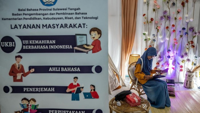 Seorang mahasiswa berada di bilik foto salah satu stan pada Pameran Bulan Merdeka Belajar di Museum Negeri Sulawesi Tengah di Palu, Sulawesi Tengah, Jumat (31/5/2024). Pameran yang menampilkan berbagai hasil inovasi pendidikan bertema 'Bergerak Bersama, Lanjutkan Merdeka Belajar' itu merupakan rangkaian dari peringatan Hari Pendidikan Nasional 2024 yang berlangsung hingga 2 Juni. ANTARA FOTO/Basri Marzuki/aww.