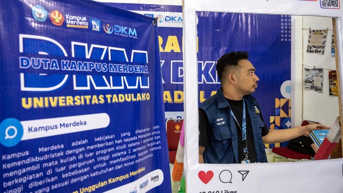 Melihat Pameran Bulan Merdeka Belajar di Palu Seorang mahasiswa berada di bilik foto salah satu stan pada Pameran Bulan Merdeka Belajar di Museum Negeri Sulawesi Tengah di Palu, Sulawesi Tengah, Jumat (31/5/2024). Pameran yang menampilkan berbagai hasil inovasi pendidikan bertema 'Bergerak Bersama, Lanjutkan Merdeka Belajar' itu merupakan rangkaian dari peringatan Hari Pendidikan Nasional 2024 yang berlangsung hingga 2 Juni. ANTARA FOTO/Basri Marzuki/aww.