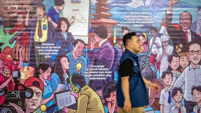Seorang mahasiswa berada di bilik foto salah satu stan pada Pameran Bulan Merdeka Belajar di Museum Negeri Sulawesi Tengah di Palu, Sulawesi Tengah, Jumat (31/5/2024). Pameran yang menampilkan berbagai hasil inovasi pendidikan bertema Bergerak Bersama, Lanjutkan Merdeka Belajar itu merupakan rangkaian dari peringatan Hari Pendidikan Nasional 2024 yang berlangsung hingga 2 Juni. ANTARA FOTO/Basri Marzuki/aww.
