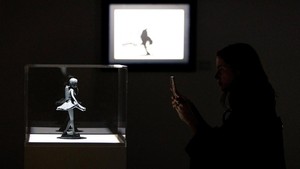 Pengunjung dapat menghubungkan kehidupan mereka dengan karya Banksy.