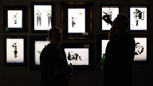 Banksy, yang menyembunyikan identitasnya, telah mendapatkan pengakuan dunia atas seni jalanannya yang cerdas dan subversif.