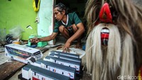Yayat mampu membuat 3 unit mainan kereta dalam sehari.