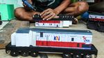 Melihat Pembuatan Mainan Bus hingga Kereta di Pasar Gembrong