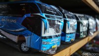 Setelah dikemas, mainan bus ini siap untuk dijual.
