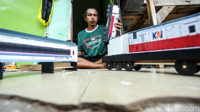 Melihat Pembuatan Mainan Bus hingga Kereta di Pasar Gembrong