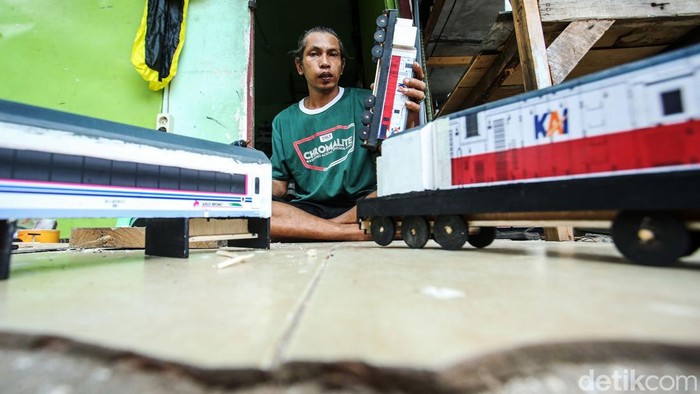 Melihat Pembuatan Mainan Bus hingga Kereta di Pasar Gembrong Yayat merupakan salah satu perajin mainan di Pasar Gembrong, Jakarta. Mainan hasil buatannya mulai dari bus, kereta hingga topeng. Yuk tengok pembuatannya.