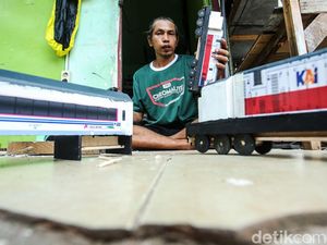 Melihat Pembuatan Mainan Bus hingga Kereta di Pasar Gembrong