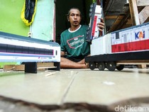 Melihat Pembuatan Mainan Bus hingga Kereta di Pasar Gembrong