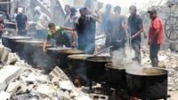 Mereka terus berkhidmat melayani para pengungsi Gaza.  