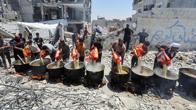 Melihat Perjuangan Para Koki Memasok Makanan untuk Warga Khan Younis