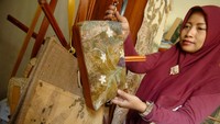 Kerajinan kain ecoprint berbasis pewarna alam dari daun ini dapat dibuat menjadi tas, pakaian, sepatu dan kerudung.