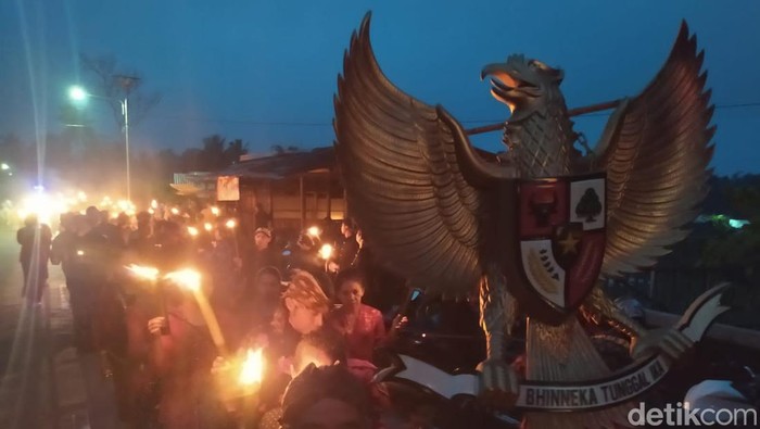 Memperingati Hari Lahir Pancasila, warga penghayat kepercayaan terhadap Tuhan Yang Maha Esa di Kabupaten Magelang mengadakan topo mutih di kompleks situs Candi Sengi, Jumat (31/5/2024).
