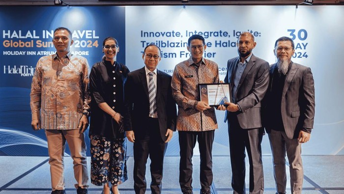 Menaprekraf Sandiaga Uno menerima penghargaan Top Muslim Friendly Destination of The Year 2024
