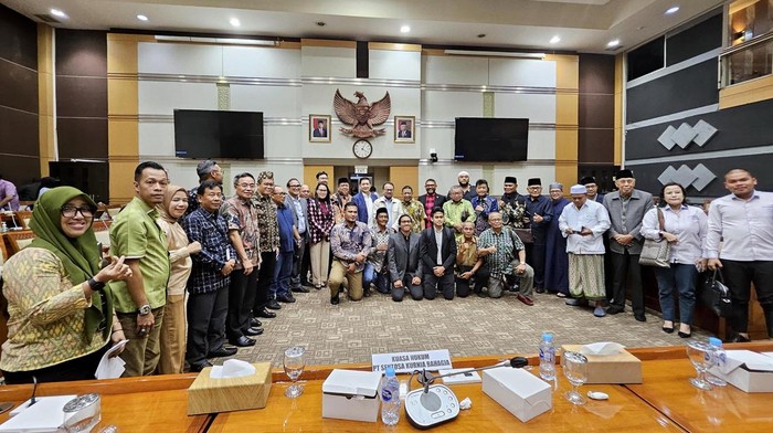 Mencari Keadilan hingga ke Gedung DPR Dua orang ibu asal Sumsel yang bernama Susanti dan Libiyah bersama anak-anaknya mencari keadilan hingga ke gedung DPR.