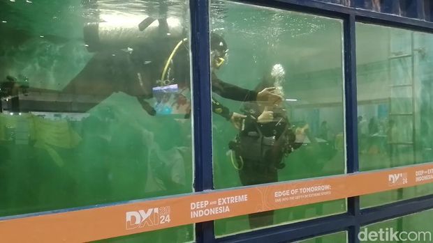 Menjajal scuba di Pameran deep and Extreme Indonesia (DXI) 2024 di JCC, Senayan, Jakarta.