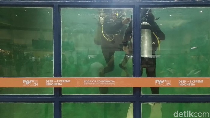 Menjajal scuba di Pameran deep and Extreme Indonesia (DXI) 2024 di JCC, Senayan, Jakarta.