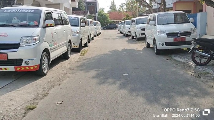 Mobil Desa Siaga Bojonegoro terparkir di sekitar kantor Kejari